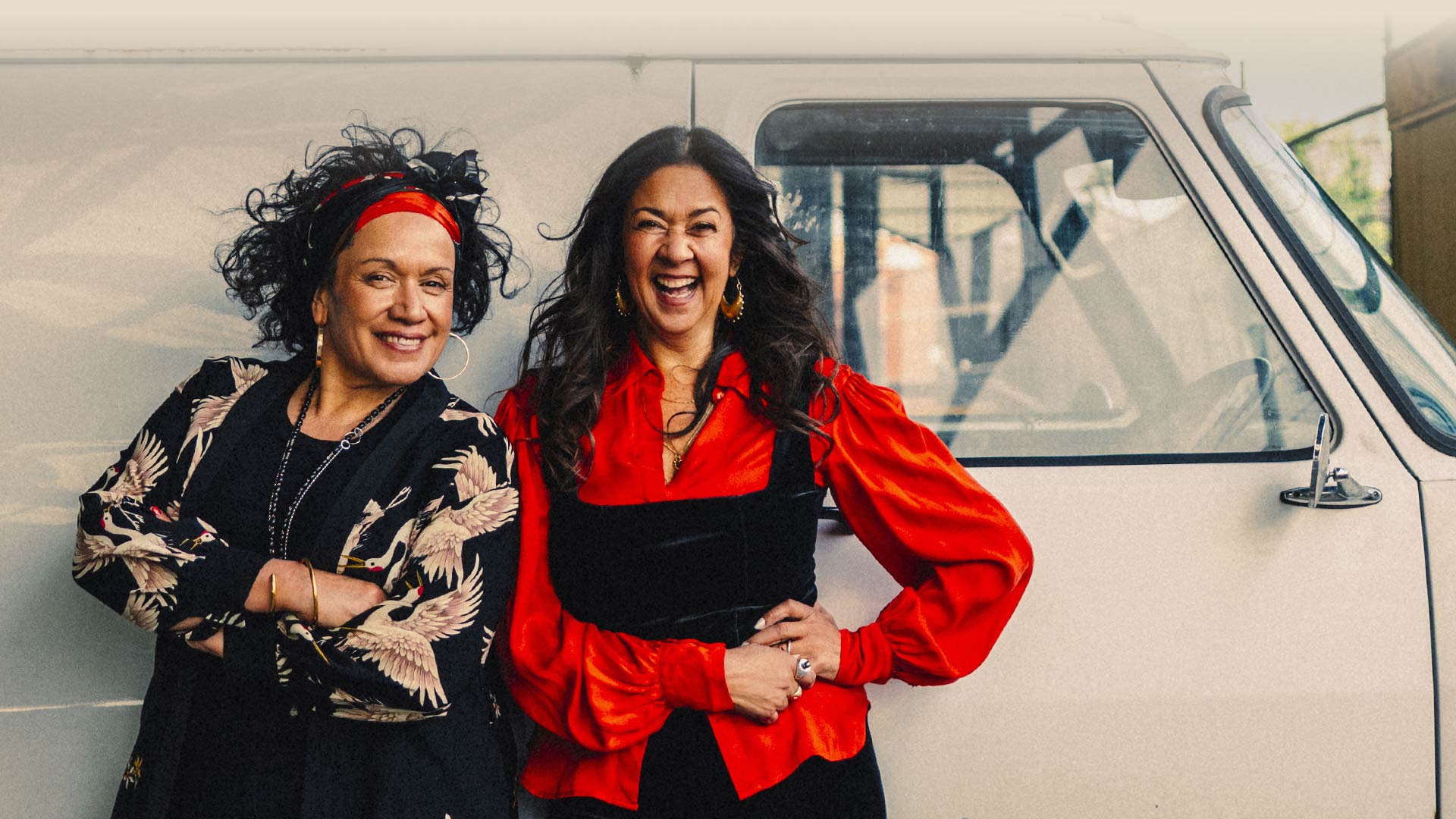 Vika and Linda Bull Official Website