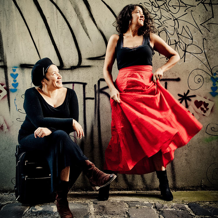 About Vika and Linda Bull