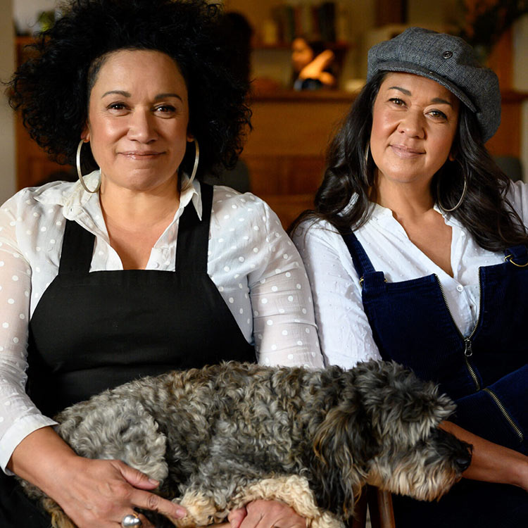 About Vika and Linda Bull