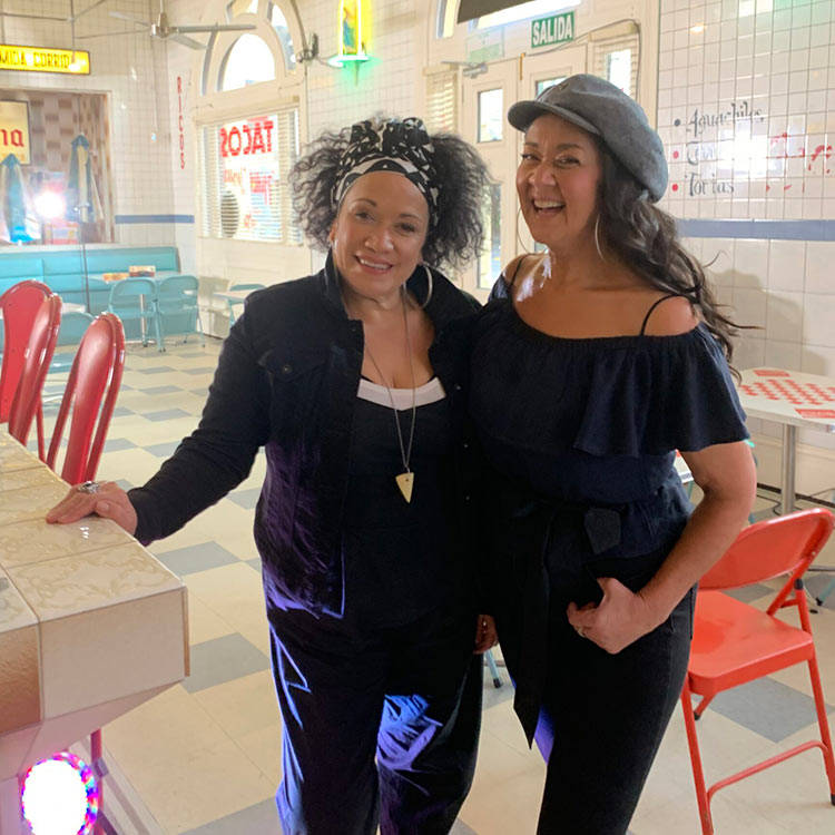 About Vika and Linda Bull