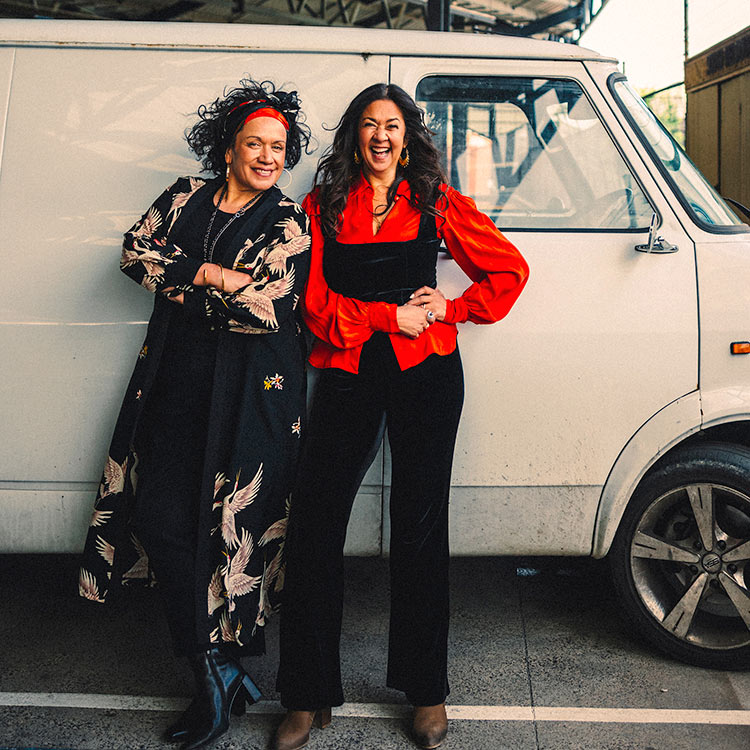 About Vika and Linda Bull